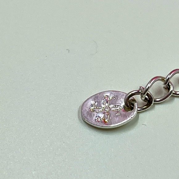 Vintage Y2K Triple Strand Pearl and Silver Abstract Flower Pendant Bracelet - Picture 8 of 9